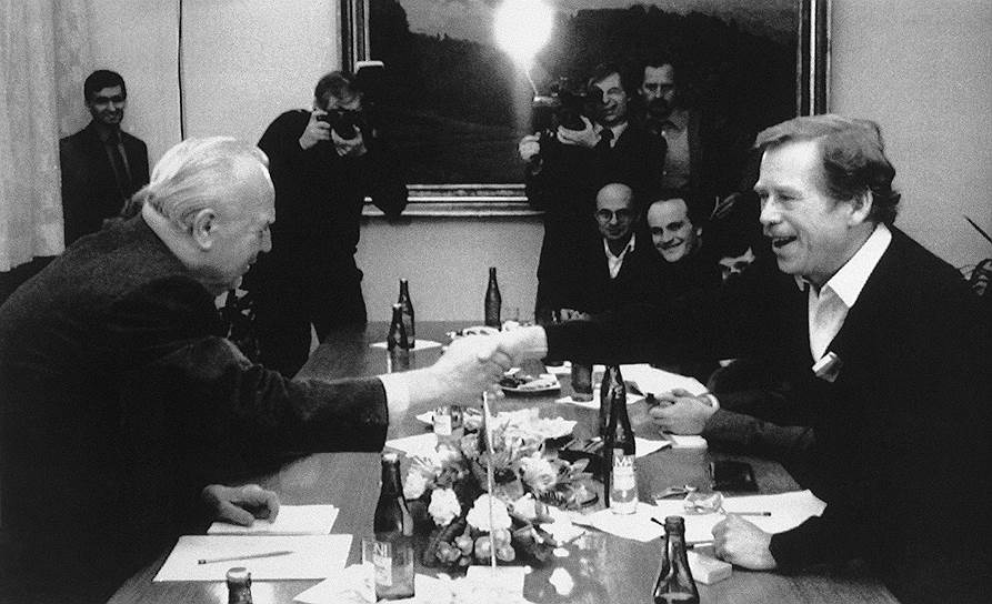 В большую политику Вацлав Гавел пришел в конце 1980-х годов, когда старая политическая система в Восточной Европе демонстрировала признаки морального износа. В 1989-м он стал одним из создателей главной оппозиционной силы страны, «Гражданского форума» На фото: премьер-министр Чешской Социалистической Республики Ладислав Адамец (слева) и лидер оппозиции Владислав Гавел, 1989 год