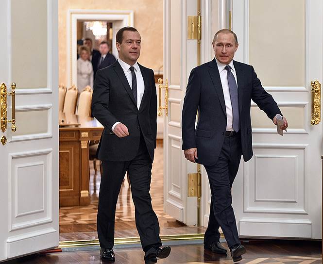 Президент России Владимир Путин (справа) и председатель правительства России Дмитрий Медведев