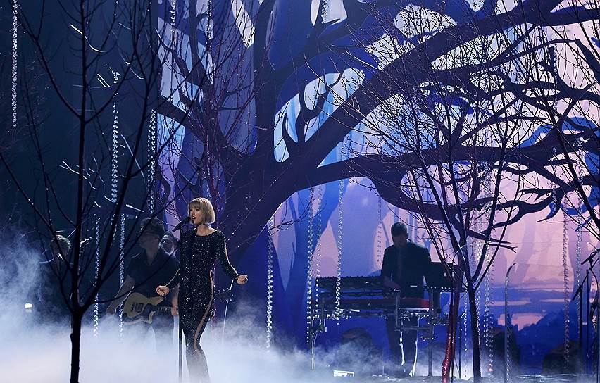 Тейлор Свифт исполняет «Out of the Woods» во время 58-ой церемонии вручения Grammy