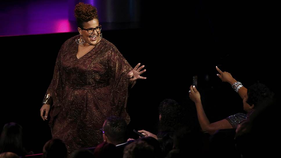 Бриттани Ховард из группы Alabama Shakes поднимается на сцену за наградой за лучшую рок-песню «Don't Wanna Fight»