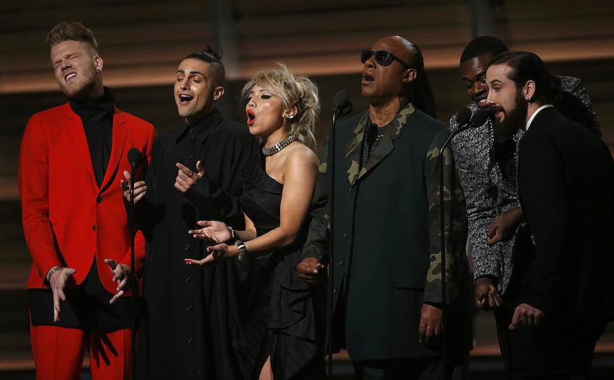 Стиви Уандер исполняет вместе с акапелла-группой Pentatonix песню, посвященную недавно ушедшему из жизни основателю группы Earth, Wind and Fire Морису Уайту