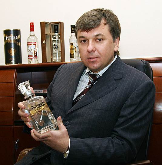 В мае 2014 года глава Росалкогольрегулирования Игорь Чуян получил выговор «за ненадлежащую организацию работы». В том же месяце премьер передал Минсельхозу все вопросы, связанные с производством алкоголя, оставив за Росалкогольрегулированием оборот