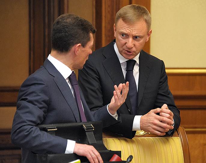 В сентябре 2012 года президент Владимир Путин, согласившись с предложением премьер-министра, объявил выговоры министрам образования Дмитрию Ливанову (справа), труда и соцзащиты Максиму Топилину (слева) и регионального развития Олегу Говоруну за неисполнение «майских указов». Инцидент закончился беспрецедентным скандалом — обидевшись на наложенное взыскание, Олег Говорун подал в отставку