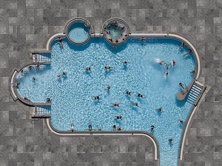Фото: Stephan Zirwes, Германия. На фото: общественный бассейн. Автор снимка пытается привлечь внимание к проблеме нехватки воды на планете и необходимости сделать ее доступной для каждого 