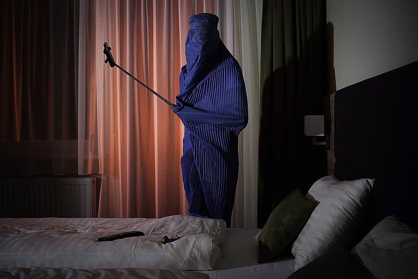 Фото: Kristoffer Eliassen, Норвегия. Смысл снимка, по мнению фотографа, заключается в том, чтобы показать, как современное общество одержимо "селфи" 