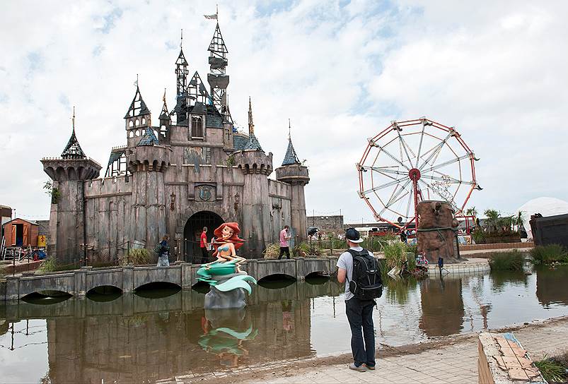Арт-проект «Dismaland» в Уэстон-сьюпер-Мэре, Великобритания
