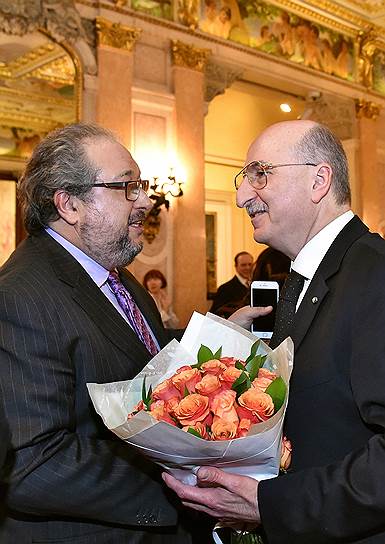Основатель O1 Group Борис Минц поздравляет вице-президента РСПП Давида Якобашвили (справа) с вручением ему ордена «За заслуги перед Итальянской республикой» 