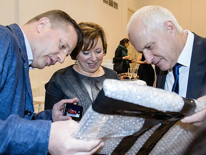 Тележурналист Леонид Парфенов с супругой, ресторатором Еленой Чекаловой поздравляют владельца «Цезарь-Cателлит» Леонида Огарева с днем рождения в МОМА на Петровке 