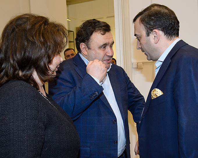 Ресторатор Александр Раппопорт с супругой Мариной и предпринимателем Гором Нахапетяном (справа) на Весеннем арт-музыкально-гурманском вечере Миранды Мирианашвили и Леонида Огарева в МОМА на Петровке 