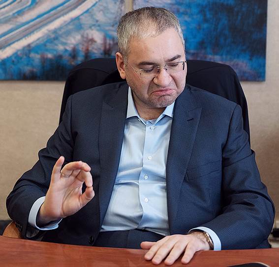 Мы пытаемся найти геологов, способных сформулировать внятные поисковые идеи. Другое дело, что таких геологов в России днем с огнем не сыщешь