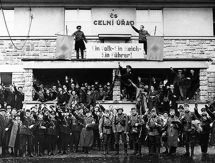28 октября 1939 года в ходе празднования 21-й годовщины независимости Чехословакии на улицы вышли многочисленные студенты, протестующие против немецкой оккупации. Несмотря на мирный характер акции, протест был жестко подавлен военными 