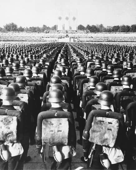 Оккупация Чехословакии началась 14 марта 1939 года. На встрече с президентом страны Эмилем Гахой и главой МИД Франтишеком Хвалковским Адольф Гитлер объявил о решении установить протекторат Германии над Богемией и Моравией. В свою очередь, Герман Геринг (впоследствии приговором Нюрнбергского трибунала был признан одним из главных военных преступников) пообещал стереть Прагу с лица земли, если до 6 часов утра чешские представители не подпишут акт о ликвидации независимости  