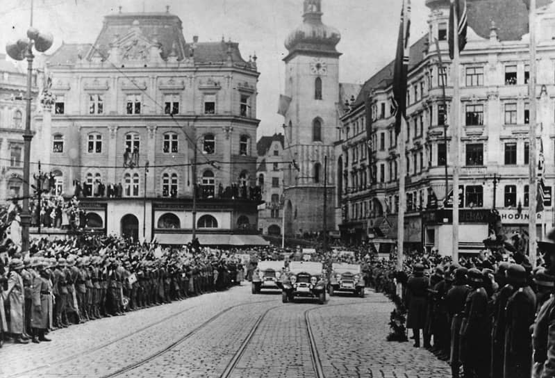 18 марта 1939 года министр иностранных дел СССР Максим Литвинов вручил послу Германии фон Шуленбургу ноту в связи с аннексией Чехословакии: «Советское правительство не может признать включение в состав Германской империи Чехии, а в той или иной форме также и Словакии правомерным и отвечающим общепризнанным нормам международного права и справедливости или принципу самоопределения народов... Трудно допустить, что народ этой страны добровольно соглашается на уничтожение своей самостоятельности и своего включения в состав другого государства, как и согласиться с изменением статуса Словакии "в духе подчинения последней Германской империи", не оправданному каким-либо волеизъявлением словацкого народа» 