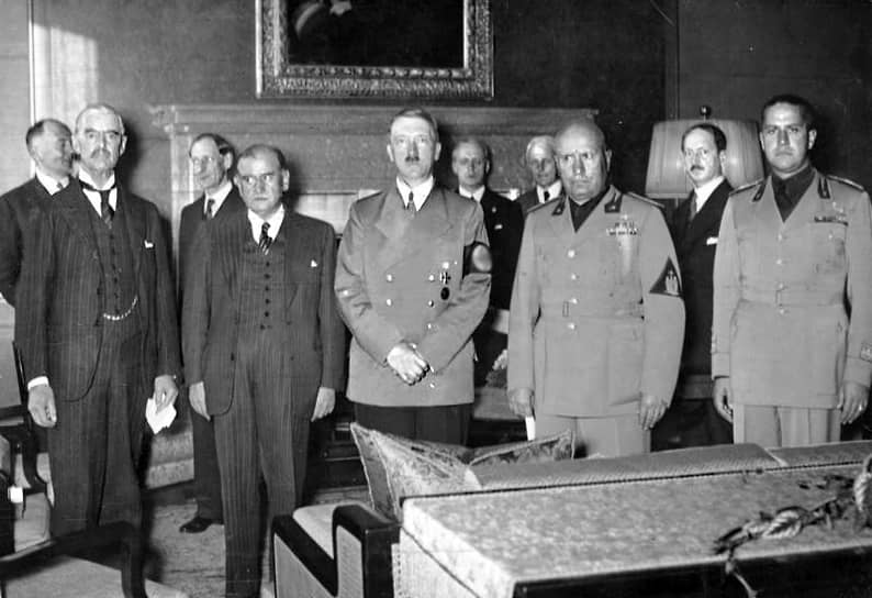 29 сентября 1938 года состоялась встреча Адольфа Гитлера, главы Италии Бенито Муссолини, а также премьер-министров Франции и Англии Эдуарда Даладье и Невилла Чемберлена, которая вошла в историю как Мюнхенский сговор. По итогам встречи было подписано соглашение, согласно которому Германия аннексировала Судетскую область, а также те районы, где немецкое население превышало 50% 