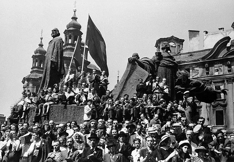 5 мая 1945 года восстание началось и в Праге, к которой приближались советские войска. 11 мая бои были завершены 
