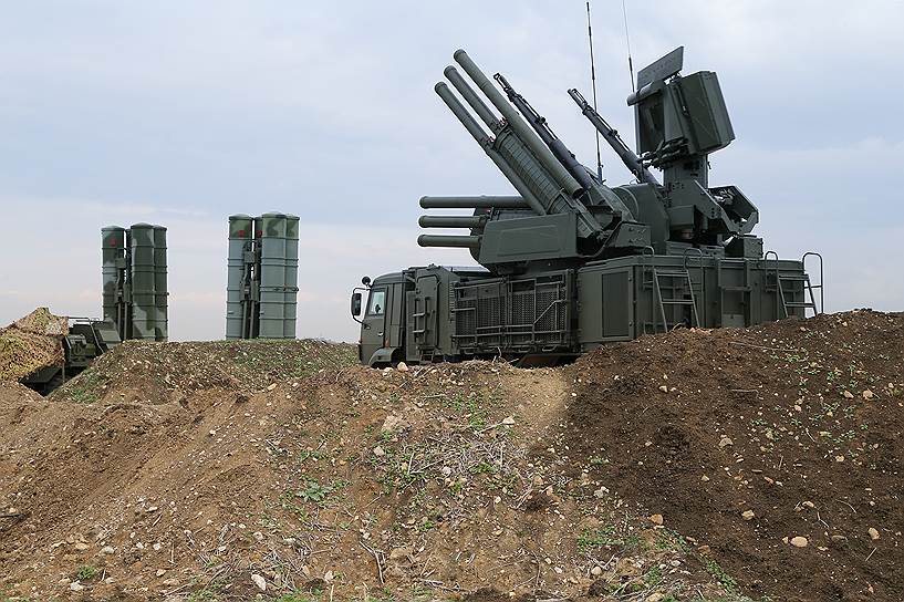 ЗРПК Панцирь-С1 (справа) и комплекс С-400 «Триумф»