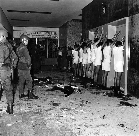 2 октября 1968 году произошел расстрел демонстрации в Мехико, получивший название «Резня Тлателолько». В преддверии летних Олимпийских игр в Мехико студенты организовали несколько митингов, в которых выступали за демократию и университетскую автономию, последний из них полиция расстреляла, общее число погибших оценивается в 30-300 человек 