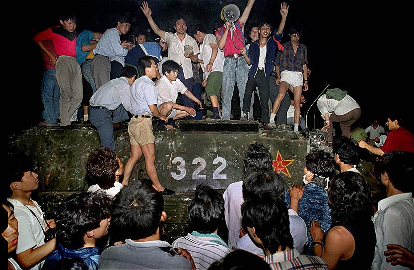 4 июня 1989 года в Китае правительственные войска расстреляли митинг на площади Тяньаньмэнь. В ходе 100-тысячной демонстрации студенты организовали палаточный лагерь на площади, требуя демократических перемен. Вошедшие в Пекин танковые подразделения и армия расстреляли толпу. По официальным данным, погибли 242 человека 