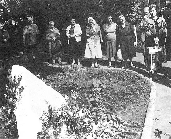2 июня 1962 года в Новочеркасске (Ростовская область) произошел расстрел митинга. В городе сообщили о повышении цен на мясо-молочную продукцию, а на Новочеркасском электровозостроительном заводе упали зарплаты. Начался митинг, в ходе которого протестующие  прорвались в горком партии, где прибывшие к этому времени войска открыли по митинговавшим огонь. Погибли 24 человека 