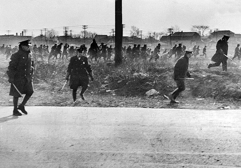 7 марта 1932 года в Детройте во время Великой депрессии произошел расстрел «голодного марша». Сокращенные рабочие с завода Ford выступили против увольнений и потребовали вернуть их на производство. Полиция открыла огонь по протестующим, в результате стрельбы погибли пятеро. Это событие считается важным этапом в становлении американских профсоюзов 