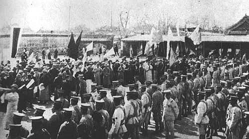 18 марта 1926 года в Пекине произошел расстрел мирной демонстрации на площади Тяньаньмэнь. Протестующие выступали против невыгодных для Китая «неравных договоров», заключенных между Китаем и европейскими странами, а также США и Японией после победы альянса над Китаем. В результате расстрела погибли 47 человек 