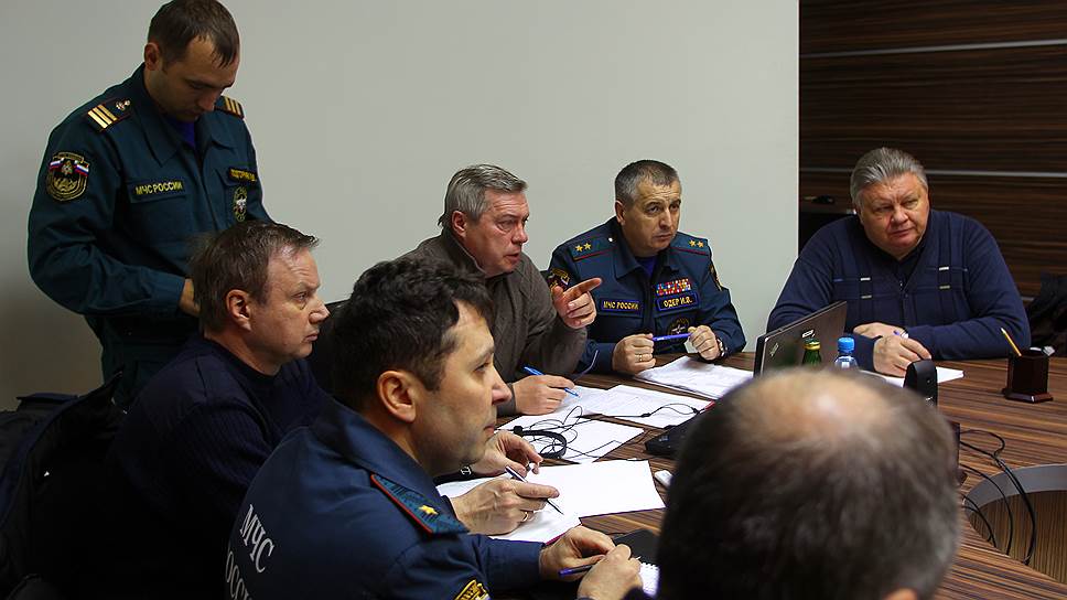 Совещание в аэропорту под руководством губернатора Ростовской области Василия Голубева 