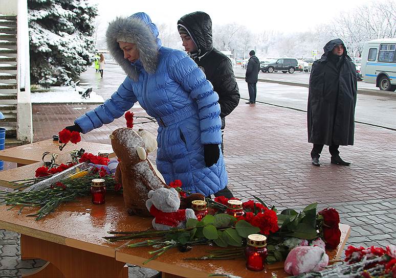 Жители Ростова-на-Дону приносят цветы к аэропорту  
