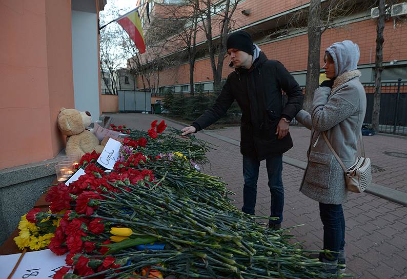 Цветы у представительства Ростовской области в Москве  