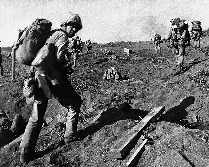 В 1945 году Вторая мировая война плавно подходила к концу — союзники высадились в Нормандии, советская армия проводила успешное контрнаступление. Однако пока удавалось одерживать победы над немецкими войсками в Европе, на Тихоокеанском театре военных действий у США были не такие стремительные успехи. Битва за остров Иводзима стала решающей в этом противостоянии 