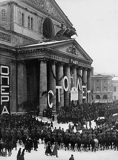 У Большого театра есть и второй день рождения — 6 января 1825 года. В этот день состоялось открытие нового здания театра, построенного по проекту архитектора Осипа Бове и ректора петербургской Академии Андрея Михайлова на месте сгоревшего Петровского театра На фото: 100-летие Большого Театра в Москве, 1925 год