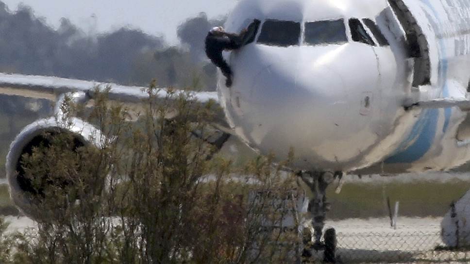 Угонщик самолета EgyptAir сдался 