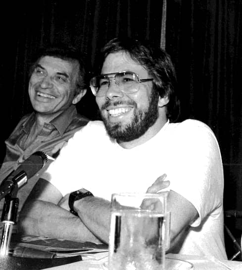 В 1977 году в продажу поступил Apple II, завоевавший невероятную популярность: всего было произведено более 5 млн экземпляров компьютера. К 1980 году штат Apple Computer насчитывал несколько сотен человек, а ее продукция экспортировалась за рубеж