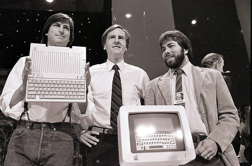 После ухода Стива Возняка (справа) из Apple в 1981 году Джобс (слева) стал приглашать в компанию опытных менеджеров. В 1983 году генеральным директором Apple стал президент Pepsi Co. Джон Скалли (в центре). Джобс сумел убедить его поменять место работы, задав следующий вопрос: «Хотите ли вы продавать сладкую воду до конца своей жизни или вы хотите изменить мир?»