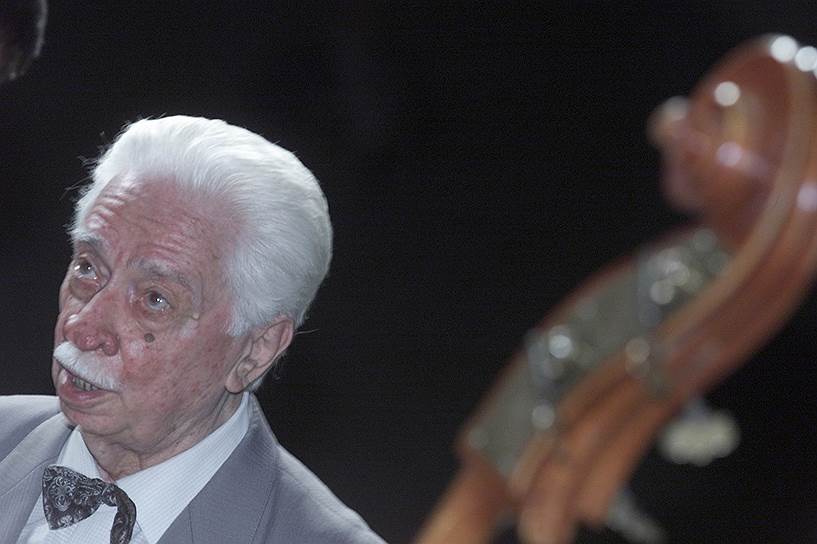 1 октября 1956 года приказом министра культуры РСФСР на базе коллектива Олега Лундстрема был создан эстрадный оркестр, после чего у Лундстрема начались активные гастроли. Лундстрем выступил в более 300 городах СССР и десятки раз выезжал за границу на гастроли