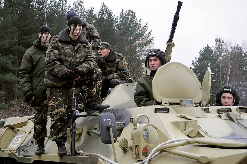 На вооружении внутренних войск находятся 9 основных боевых танков, 1650 БМП-1, БМП-2 и БТР-80, 35 артиллерийских установок 