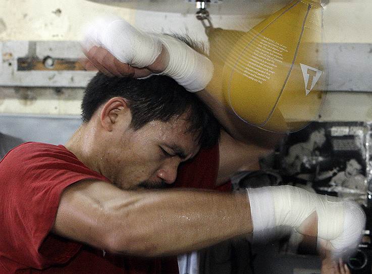 «Всю жизнь я должен был бороться. Еще в детстве мне приходилось бороться, чтобы достать что-нибудь поесть» Мэнни Пакьяо родился 17 декабря 1978 года в Кибаве (Филлипины). Из-за плохого материального положения семьи он не смог получить полного среднего образования, сдав экзамены экстерном лишь в 2007 году. В возрасте 14 лет Пакьяо тайно отправился в Манилу, где началась его карьера боксера, а через два года он уже дебютировал в профессионалах. За время любительской карьеры он провел 65 боев, из которых одержал 57 побед