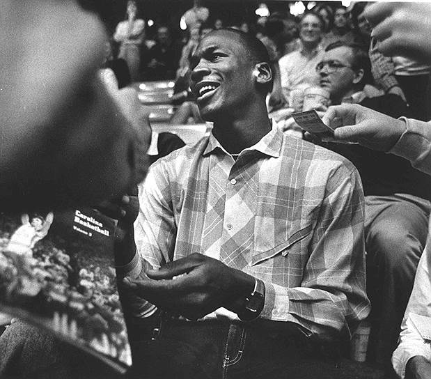 Компания Nike в 1985 году выпустила серию кроссовок под брендом Air Jordan совместно с игроком НБА Майклом Джорданом. Кроссовки выпускаются до сих пор. Под брендом производится также одежда, обувь для боксеров, борцов и игроков в американский футбол. Доходы от продажи товаров под брендом Jordan оцениваются в $1 млрд в год