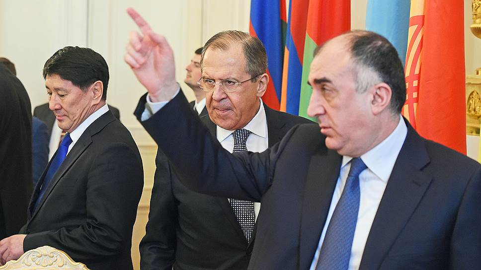 Министр иностранных дел России Сергей Лавров (в центре) и министр иностранных дел Азербайджана Эльмар Мамедъяров (справа) 