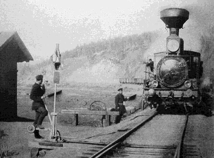 21 октября 1901 года началось движение поездов по Транссибирской железной дороге. Несмотря на то, что многие мосты и инженерные сооружения не были к этому времени достроены, началась перевозка пассажиров, почты и грузов На фото: станция Хилок в Читинской области, 1903 год