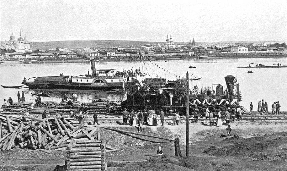 К 1905 году на строительство было потрачено не 350 млн, а 937 млн руб. По окончании Русско-японской войны для предотвращения потери контроля над восточной частью Транссиба была построена дополнительная Амурская железная дорога. Она обошлась казне еще в 329 млн руб. На фото: строительство Транссибирской магистрали по берегу Ангары