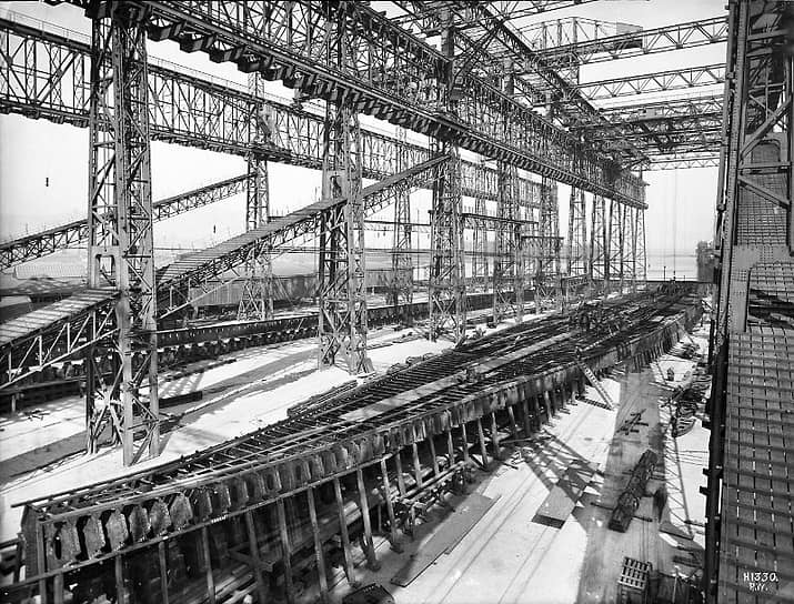 31 марта 1909 года на судостроительной верфи «Харлэнд энд Вольф» в Белфасте началась закладка киля «Титаника». Владельцам верфи нужен был громкий знаковый проект, поэтому заказ на строительство самого крупного на тот момент в мире пассажирского лайнера стал для них удачей. Параллельно с «Титаником» на этой же верфи началось строительство корабля «Олимпик», так называемого брата-близнеца «Титаника»