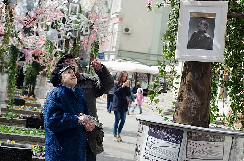 За оформление объектов «живыми деревьями, ампельными цветами, кустарниками, цветами и растениями в горшках» москвичам пришлось заплатить 6,5 млн руб. За эту цену «по всей протяженности ярмарки - на асфальте, на шале, на паллетах – в свободном порядке располагаются молодые деревья (березы, туи, кипарисы, можжевельник, ива, миндаль, сакура и т.д.), кусты (сирень, самшит, бересклет, форзиция, спирея, рододендрон), весенние цветы в горшках (крокусы, ландыши, тюльпаны, нарциссы, петуния и другие)»