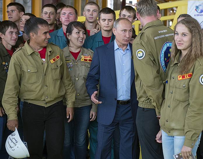 2 сентября 2014 года на космодроме с инспекцией побывал Владимир Путин. Он констатировал отставание строительства по основным сооружениям стартового и технического комплексов на 30-55 дней. Вместо 12-15 тыс. рабочих на стройке было занято около 6 тыс.