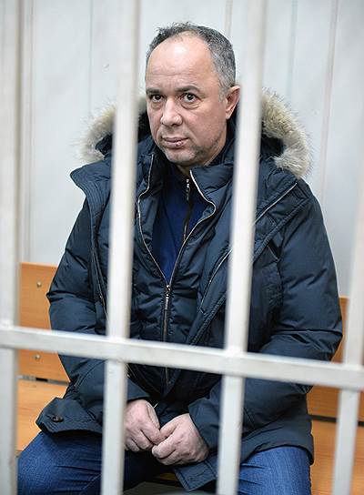 30 октября 2014 года Следственный комитет предъявил обвинение по ч. 4 ст. 160 УК РФ (хищение чужого имущества, вверенного виновному, совершенное группой лиц в особо крупном размере) экс-главе «Дальспецстроя» Юрию Хризману (на фото). 30 ноября был арестован бывший бухгалтер «Дальспецстроя» Владимир Ашихмин. По версии следствия, в период 2012-2013 годов они были причастны к хищению не менее 1,8 млрд руб., выделенных на строительство космодрома