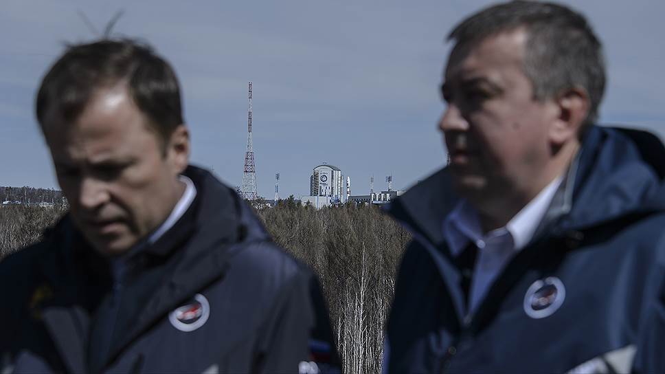 Глава «Роскосмоса» Игорь Комаров (слева) и первый заместитель главы госкорпорации Александр Иванов