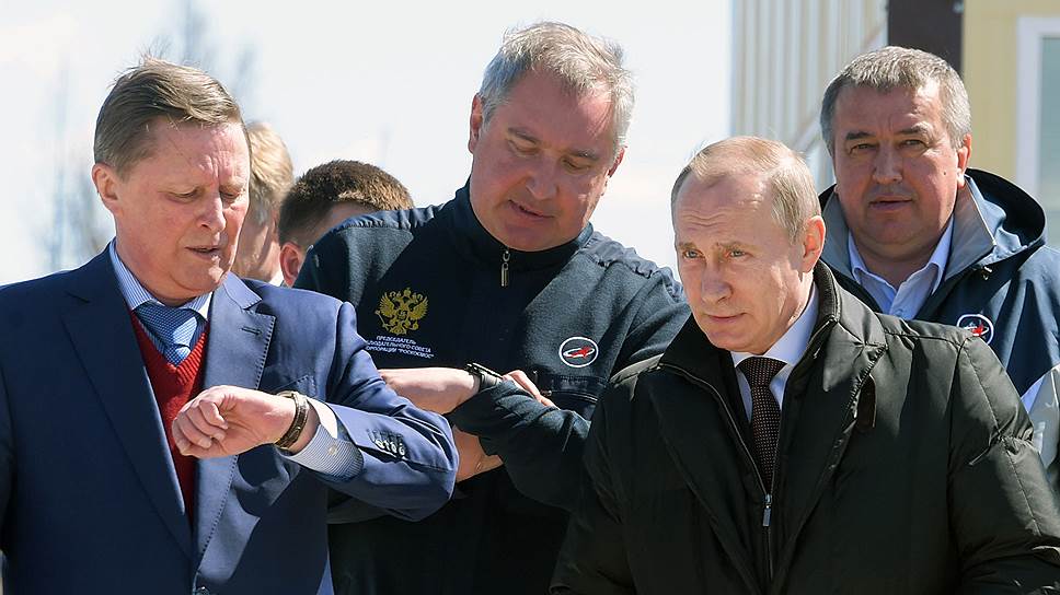 Слева направо: глава президентской администрации Сергей Иванов, вице-премьер Дмитрий Рогозин, Владимир Путин и первый заместитель главы Роскосмоса Александр Иванов 