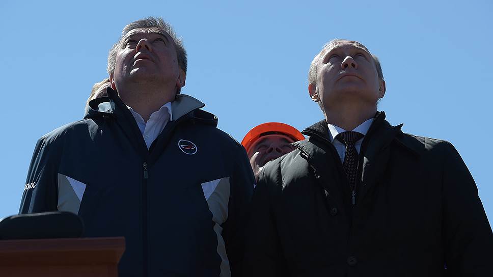 Первый заместитель главы Роскосмоса Александр Иванов (слева) и Владимир Путин 