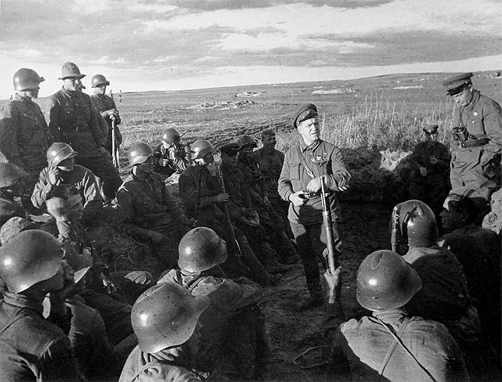 Кроме того, в июне сменился командующий советской группировкой в Монголии. На место Николая Фекленко, чьи действия были названы недостаточно решительными, был назначен Георгий Жуков (на фото), который первым делом призвал укрепить воздушную оборону и подготовить контрудар 