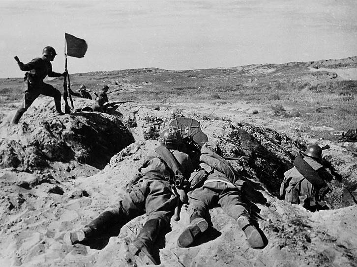 После окончания Первой мировой войны Япония начала проводить экспансионную политику, стремясь занять ведущее положение в Азии. В короткие сроки была колонизирована  Корея, произошел захват Маньчжурии, где Япония создала государство Маньчжоу-Го во главе с последним китайским императором Пу И. Этот плацдарм был использован для дальнейшей агрессии в отношении СССР, Китая и Монголии 