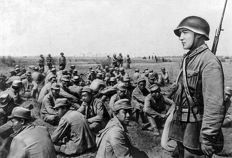 В сентябре 1939 на реке Халхин-Гол советская 11-я танковая бригада и монгольская шестая кавалерийская дивизия под командованием Георгия Жукова нанесли японцам решающее поражение. После переговоров, состоявшихся по просьбе японской стороны в Москве, 17 сентября японская сторона прекратила дальнейшие боевые действия и выслала парламентеров  На фото: пленные японские военнослужащие 